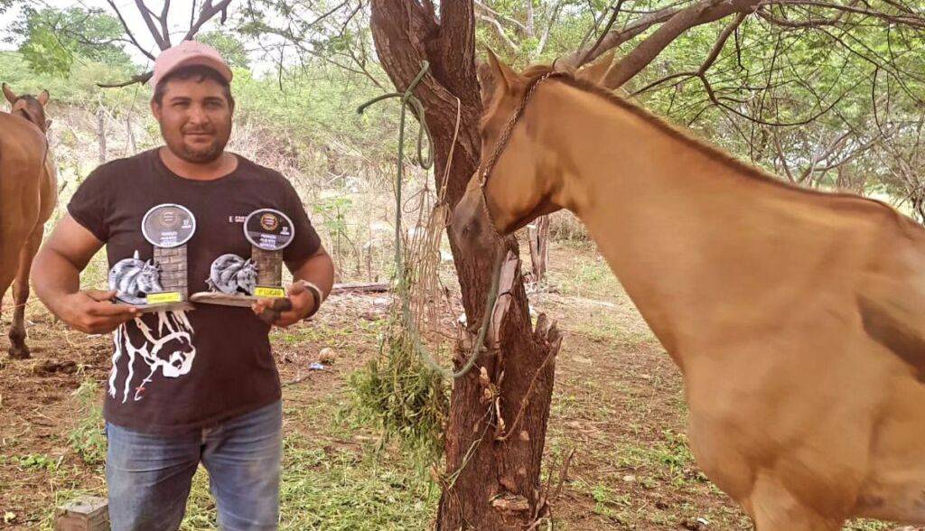 Vaqueiro morre de infarto durante vaquejada e comove cidade do Piauí
