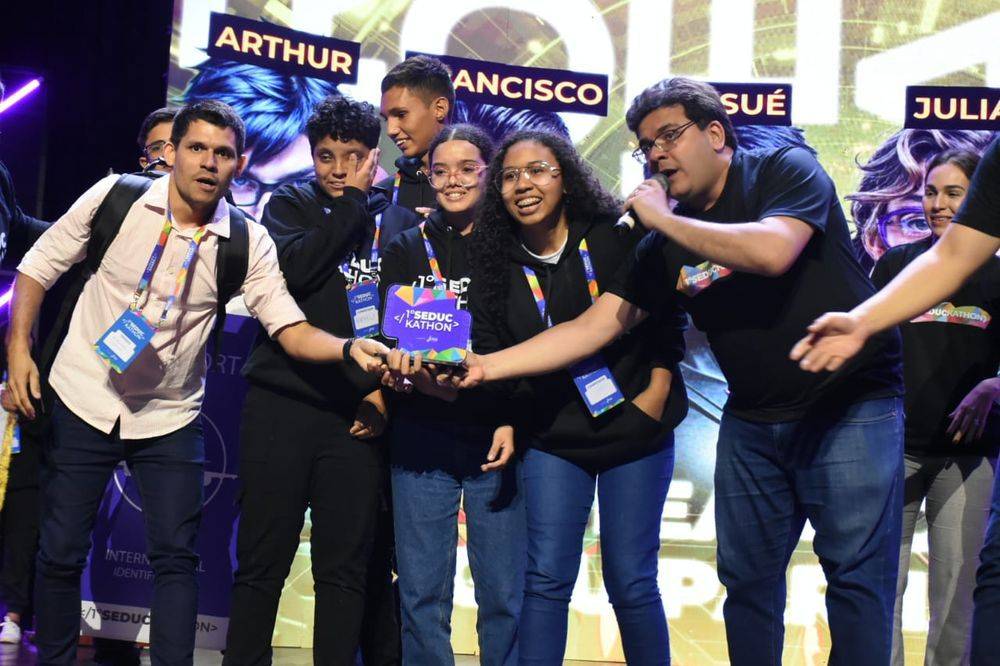 Rafael Fonteles premia 50 estudantes com viagem internacional