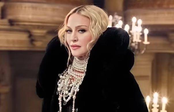 Madonna chega ao Rio para show de sábado na praia