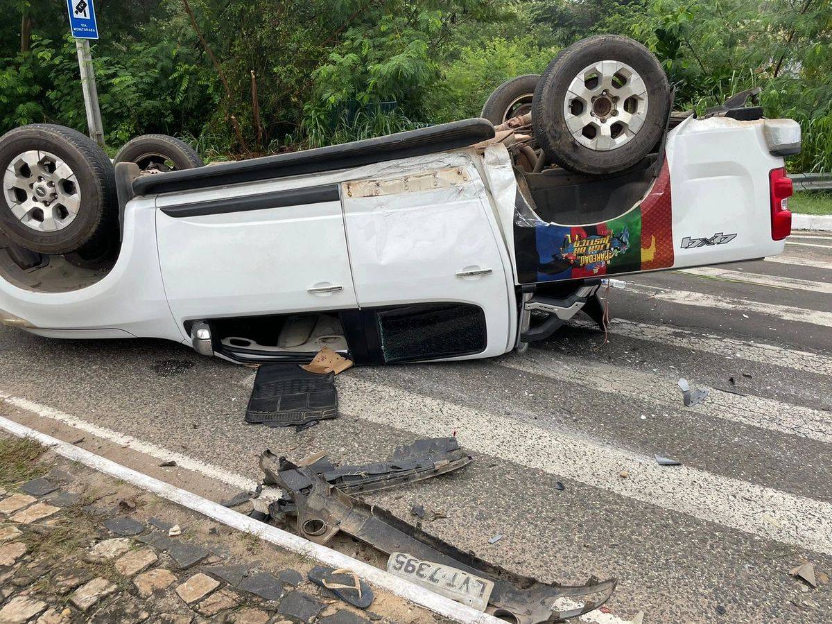 Motorista fica ferido após carro capotar na Avenida dos Ipês em Teresina