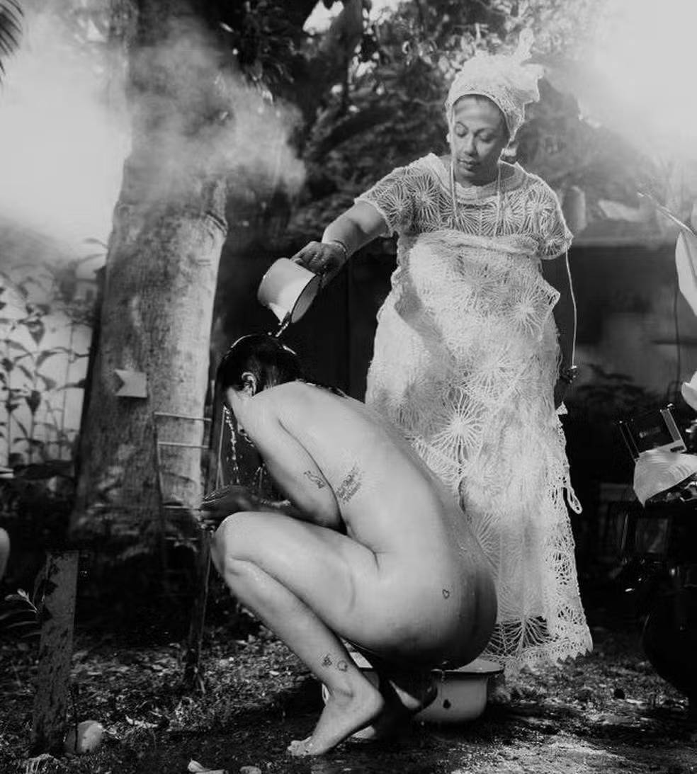 Anitta exibe sua fé e anuncia lançamento de clipe com referências ao Candomblé