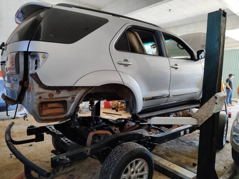 Polícia apreende carro roubado sendo desmontado em oficina na zona sul de Teresina