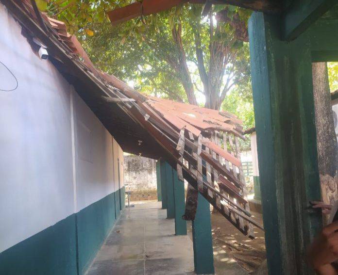 Teto de escola desaba em Teresina e fere estudante