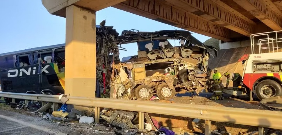 Grave acidente com ônibus em Itapetininga deixa 10 mortos e vários feridos em SP