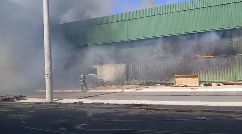 Incêndio de grandes proporções atinge Porto Piauí, em Luís Correia