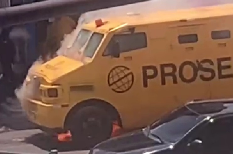 Carro forte pega fogo no centro de Picos