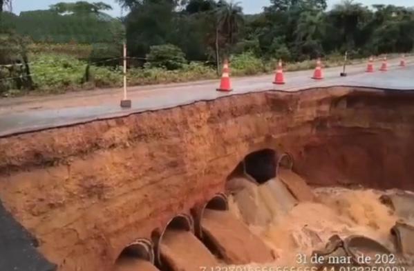 Chuva rompe bueiro e bloqueia rodovia entre Antônio Almeida e Marcos Parente