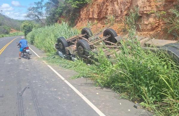 Caminhão capota na PI-141, deixa um morto e ferido no Sul do Piauí
