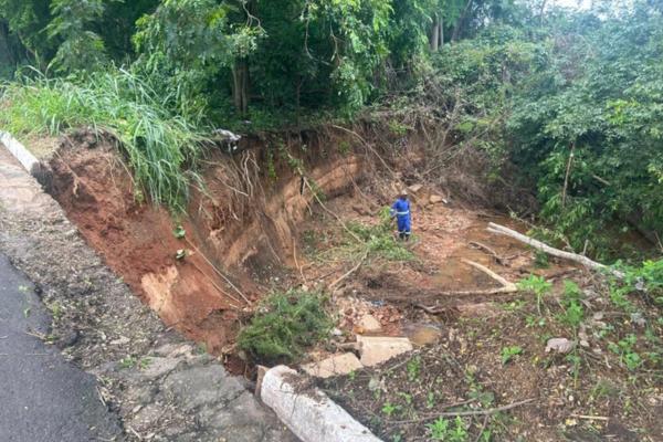 Cratera interdita faixa da Avenida Maranhão e altera trânsito em Teresina