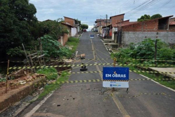 Erosão abre cratera e interdita rua na Zona Sul de Teresina