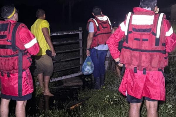 Bombeiros resgatam famílias ilhadas após forte chuva no litoral do Piauí