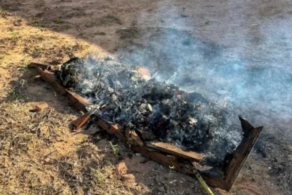Caixão é encontrado em chamas em frente a cemitério em Alegrete do Piauí