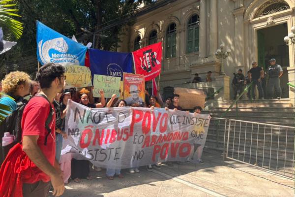 Motoristas de App e estudantes fazem protesto em frente à Prefeitura de Teresina