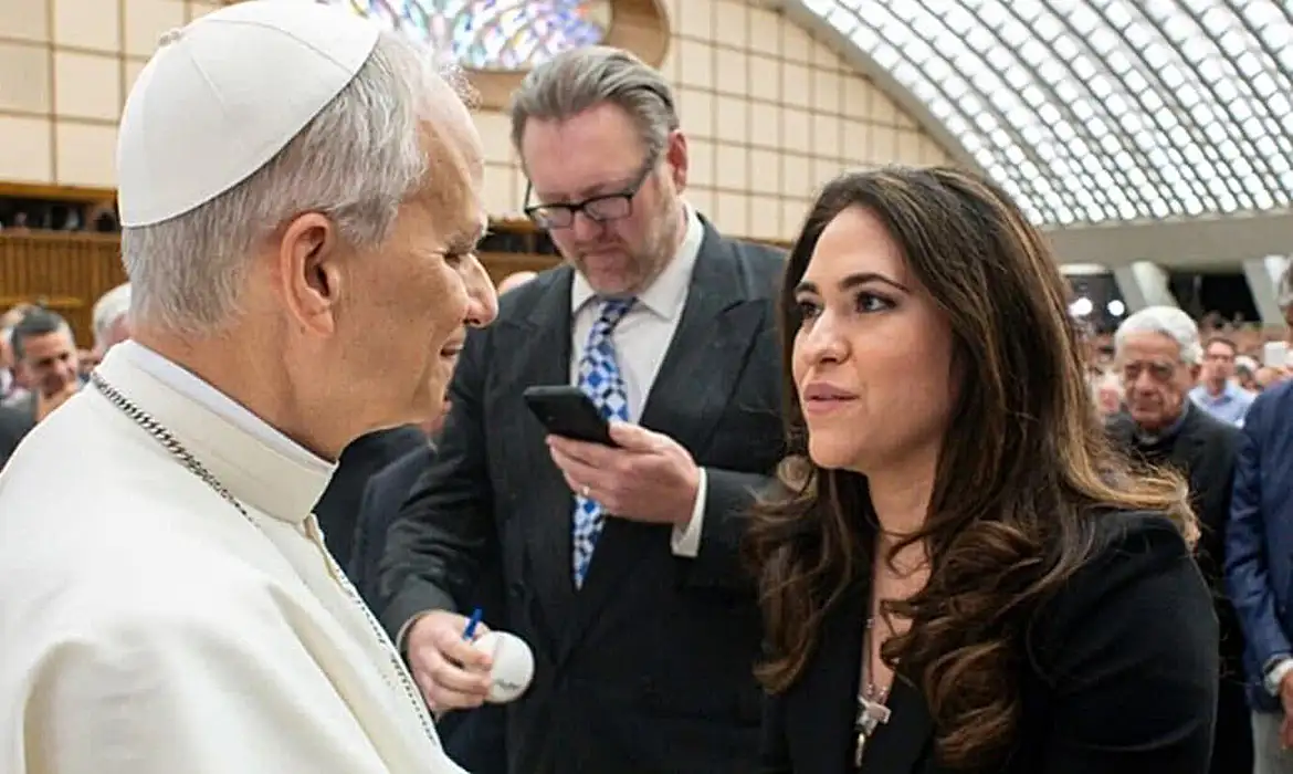 Papa Leão XIV quebra tradição e nomeia mulher para cargo no Vaticano