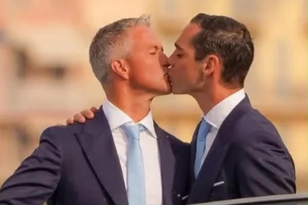 Ex-piloto da Fórmula 1 Ralf Schumacher oficializa união em Saint-Tropez