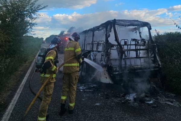 Incêndio destrói micro-ônibus na PI-116 próximo a Luís Correia