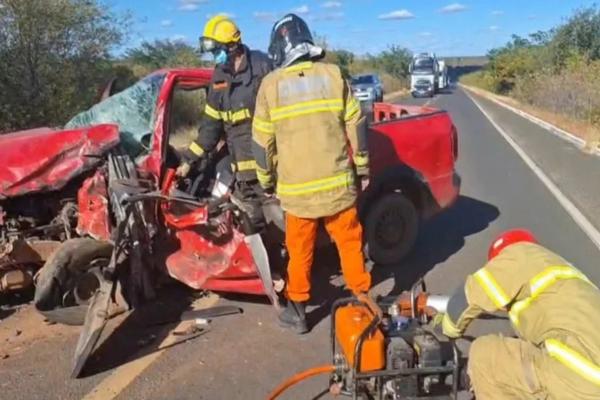 Motorista fica preso às ferragens após grave acidente na BR-230,no Sul do Piauí