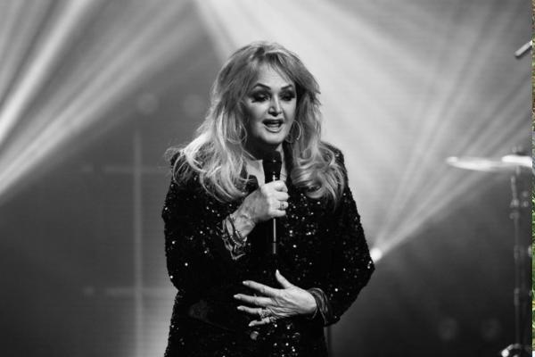 Bonnie Tyler morre aos 75 anos e deixa legado com sucessos que marcaram gerações