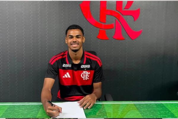 Atacante piauiense de 16 anos firma contrato profissional com o Flamengo