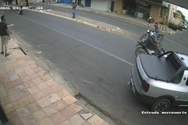 Câmera registra batida entre carro e duas motos deixa dois feridos em Teresina