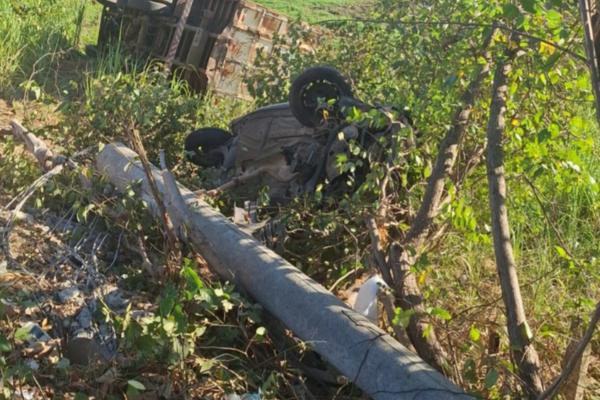 Caminhão perde controle, tomba e deixa mulher ferida na zona Norte de Teresina
