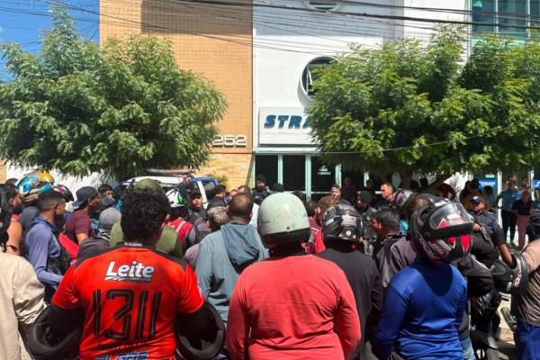 Motoboys protestam contra multas e fazem buzinaço em frente à Strans em Teresina