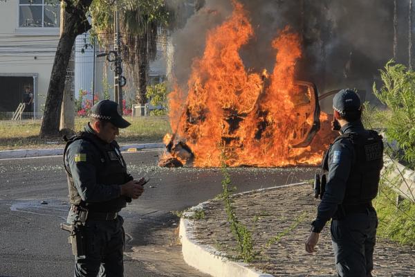 Carro é destruído pelo fogo próximo a Ponte JK  na zona Leste de Teresina
