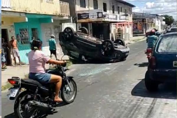 Carro capota após motorista perder controle ao cruzar trilhos do metrô na zona Sudeste de Teresina